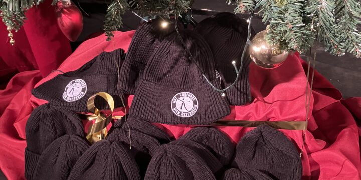 Weihnachtsfeier mit Herz, Hauben und signierten Heimtrikots von Teamspielern