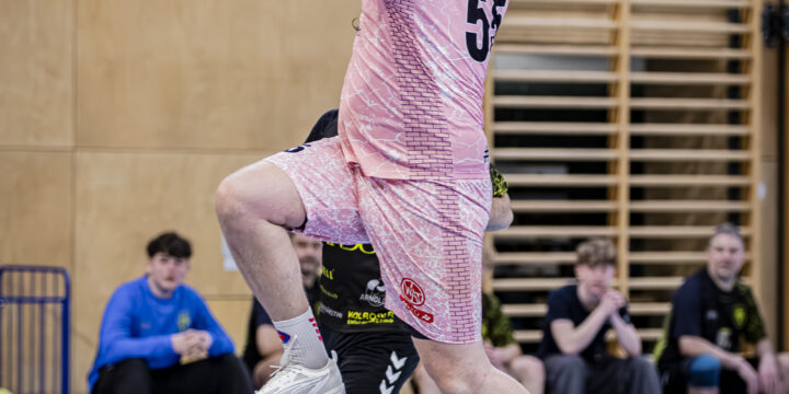 Fünfhaus-Obmann als „Pink-Panther“-Topwerfer gegen Post